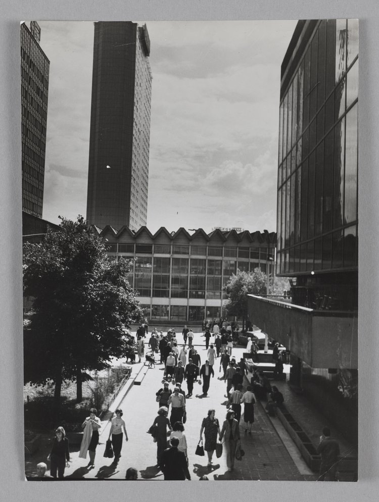 Pasaż Śródmiejski z widokiem na rotundę PKO i hotel Forum