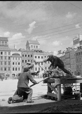 Rynek Starego Miasta - robotnicy przy maszynie