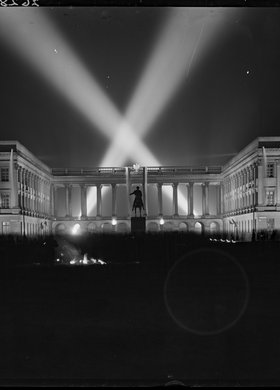 Pałac Saski w nocnym oświetleniu