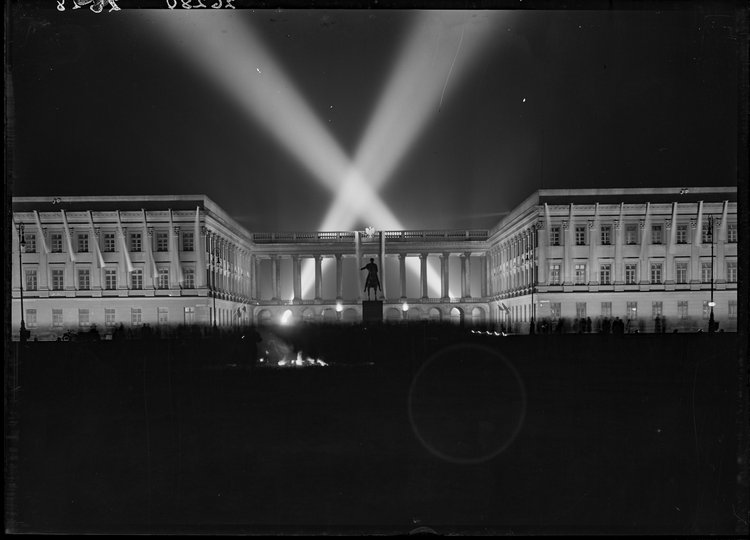 Pałac Saski w nocnym oświetleniu