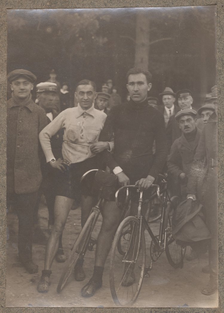 Album z fotografiami cyklistów na Dynasach