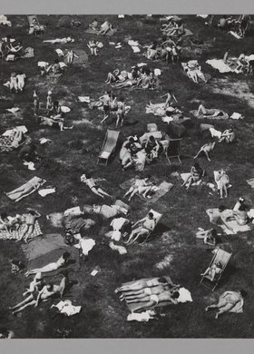 Beachgoers on a hot day by the Vistula (?)