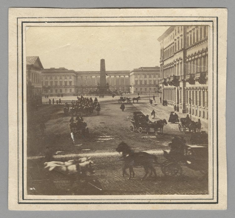 Widok na plac Saski z kamienicy przy Krakowskim Przedmieściu