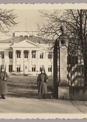 Warta niemiecka w bramie Belwederu