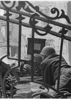 Powstaniec na stanowisku strzeleckim w ruinach Poczty Głównej przy placu Napoleona