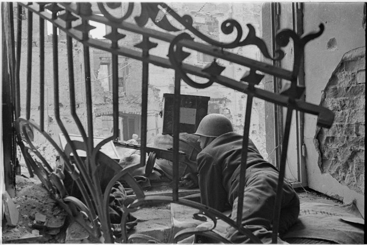 Powstaniec na stanowisku strzeleckim w ruinach Poczty Głównej przy placu Napoleona