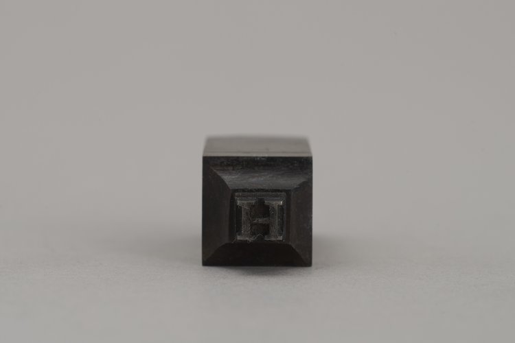 Stempel z literą H (puncyn)