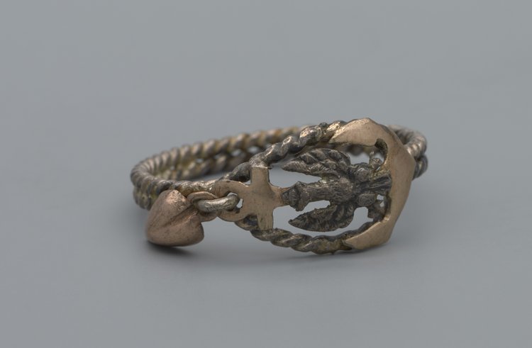 Pierścionek z symbolami patriotycznymi