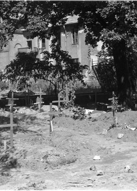 Cmentarz powstańczy w ogrodzie przy Mazowieckiej 9