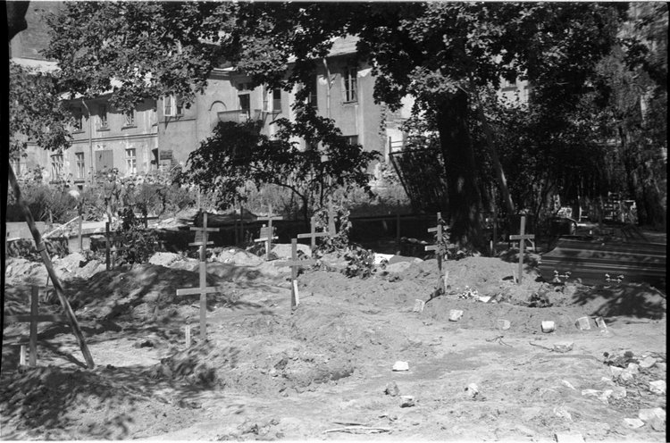 Cmentarz powstańczy w ogrodzie przy Mazowieckiej 9