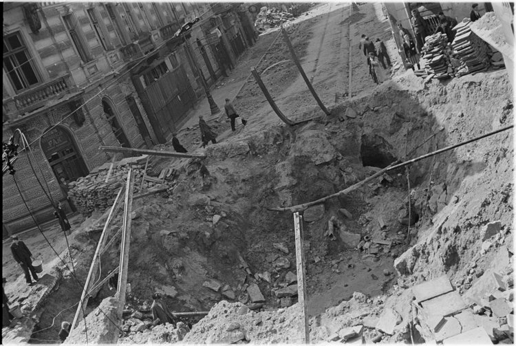 Lej po wybuchu bomby na skrzyżowaniu ulic Złotej i Zielnej