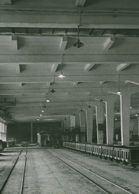 Widok hali w Fabryce Samochodów Osobowych na Żeraniu