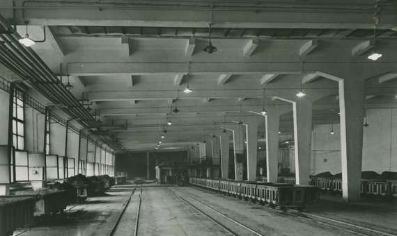 Widok hali w Fabryce Samochodów Osobowych na Żeraniu