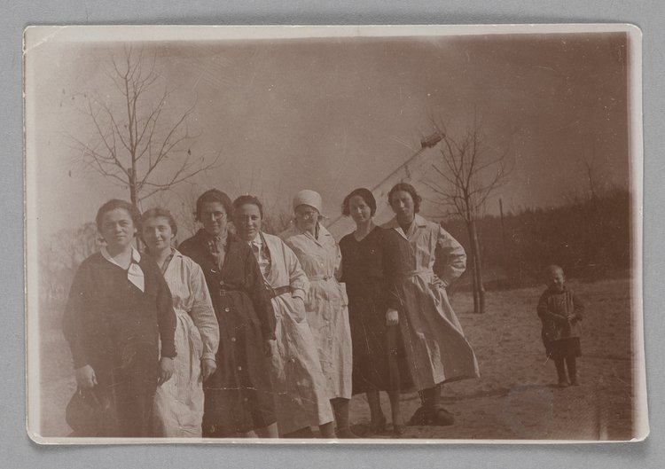 Fotografia przedstawiająca personel Różyczki, filli Domu Sierot (Gocławek)