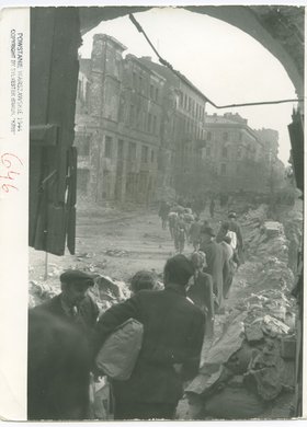 Ludność cywilna opuszczająca miasto po kapitulacji powstania