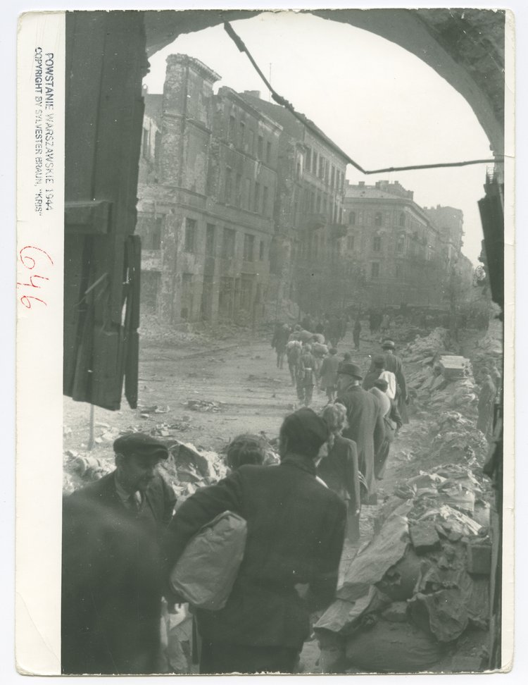 Ludność cywilna opuszczająca miasto po kapitulacji powstania