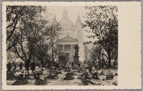 Tymczasowy cmentarz na skwerze przed kościołem św. Aleksandra na placu Trzech Krzyży