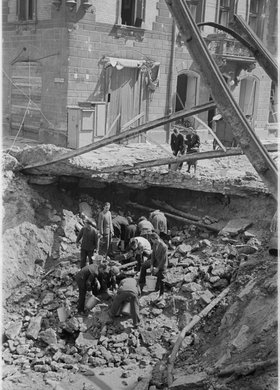 Czerpanie wody z uszkodzonego wodociągu na skrzyżowaniu ulic Złotej i Zielnej