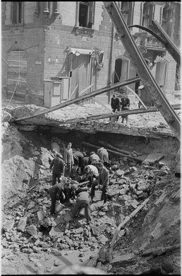 Czerpanie wody z uszkodzonego wodociągu na skrzyżowaniu ulic Złotej i Zielnej