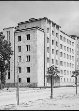 Gmach Dyrekcji Lasów Państwowych przy ulicy Wawelskiej 52/54