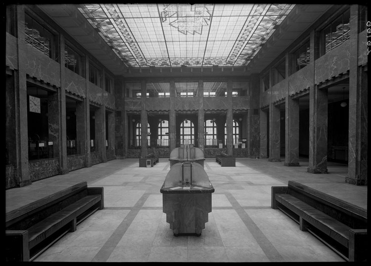 Wnętrze głównej sali operacyjnej w gmachu Pocztowej Kasy Oszczędności przy ulicy Świętokrzyskiej