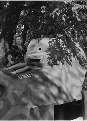 Samochód opancerzony ,,Kubuś" w ogrodzie przy Konserwatorium Muzycznym na Okólniku