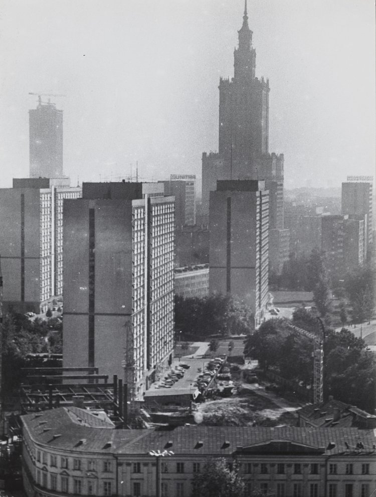 Widok z góry na zabudowę ulicy Elektoralnej i bloki osiedla Za Żelazną Bramą