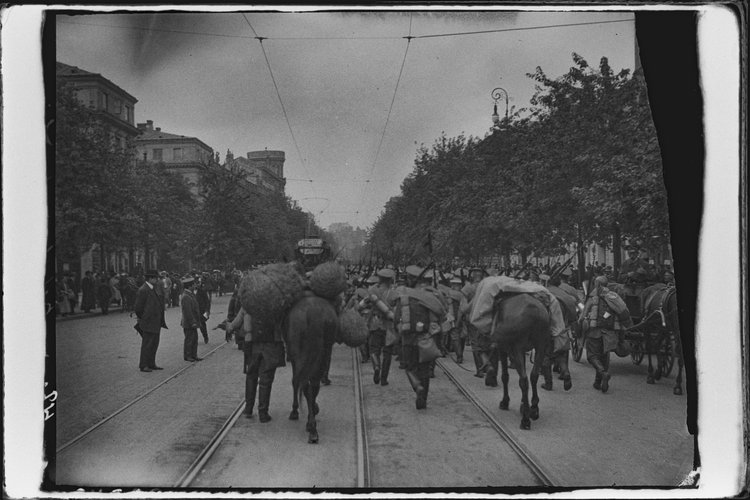 Pułk litewski armii carskiej opuszczający Warszawę
