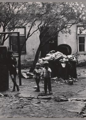 Krystyniak, Albert (1939) – plastyk, fotograf i ceramik