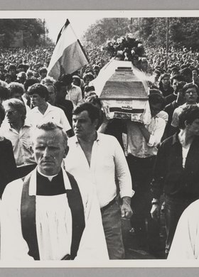 Pogrzeb Grzegorza Przemyka - ludzie niosący trumnę zmarłego oraz tłumy towarzyszące wydarzeniu