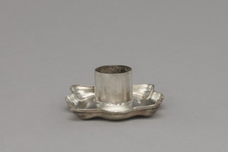 Lustro toaletowe z dwoma świecznikami