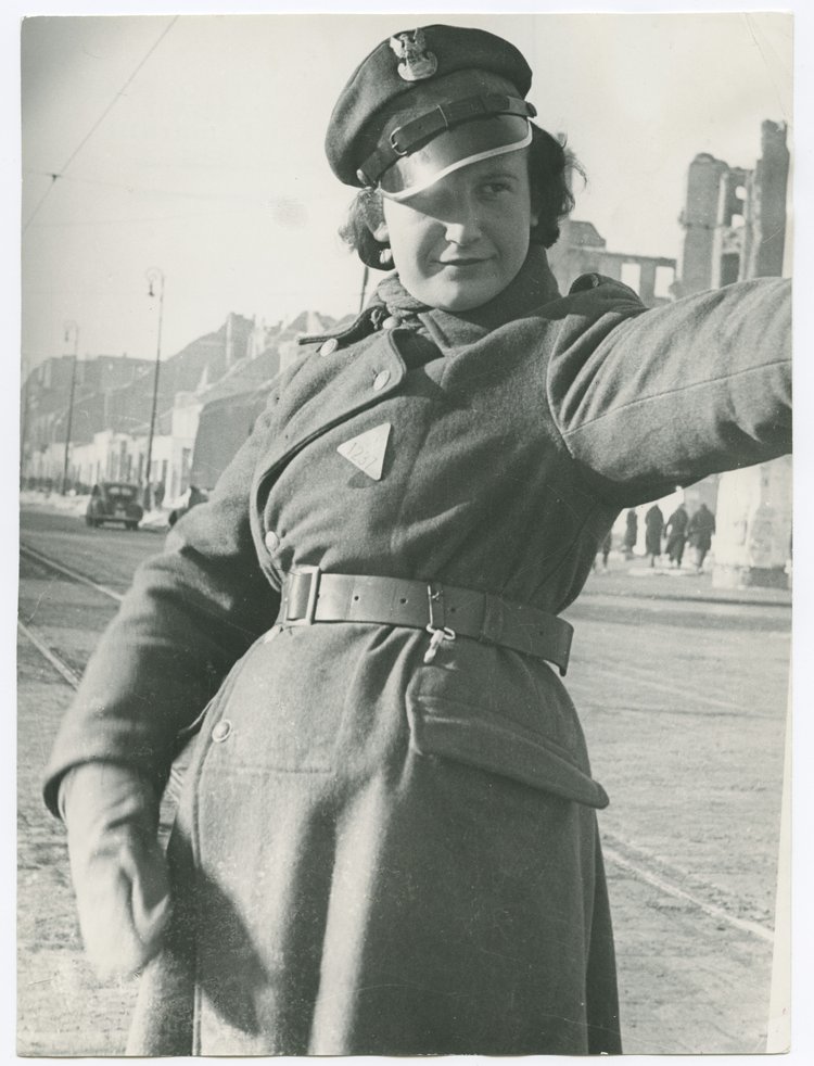 Portret milicjantki Leokadii Krajewskiej kierującej ruchem drogowym
