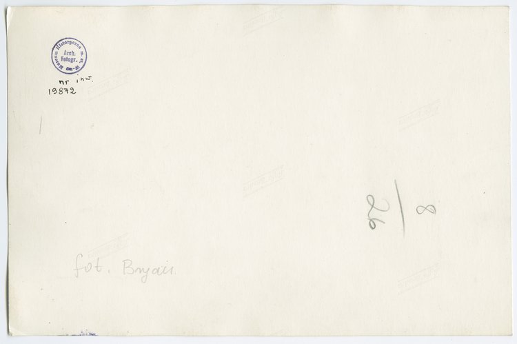 Kobieta wśród zgliszczy