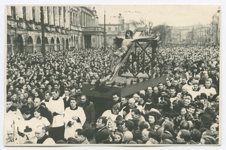 Procesja na Krakowskim Przedmieściu, powrót cudownej figury Jezusa do odbudowanej katedry św. Jana