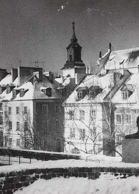 The Mermaid statue on the defensive walls in winter; burgher houses in Mostowa St. in the background