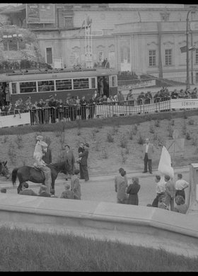 Propagandowy orszak konny przy Trasie W-Z