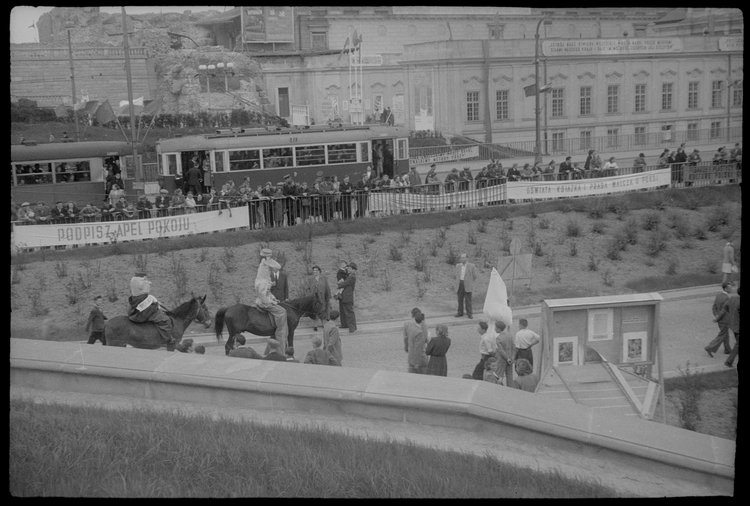 Propagandowy orszak konny przy Trasie W-Z