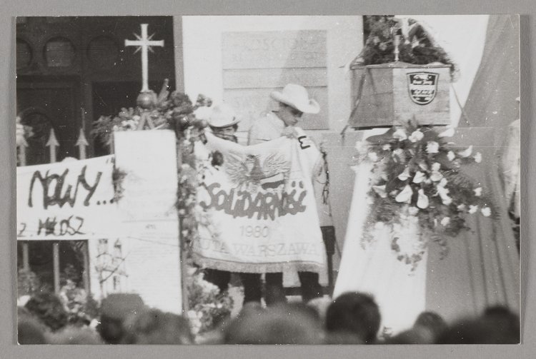 Pogrzeb bł. ks. Jerzego Popiełuszki - wejście do kościoła p.w. św. Stanisława Kostki na warszawskim Żoliborzu oraz katafalk z trumną