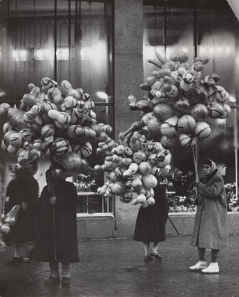 Przed kwiaciarnią na rogu ulicy Kruczej i Alej Jerozolimskich