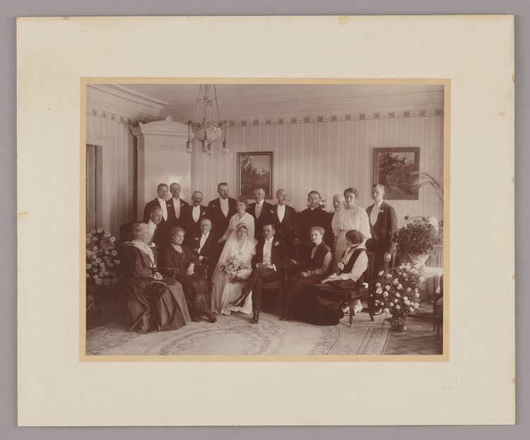 Portret młodej pary w otoczeniu członków rodziny