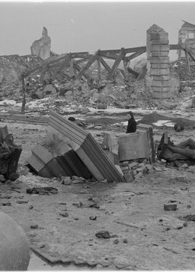 Zniszczona Kolumna Zygmunta na tle ruin Zamku Królewskiego