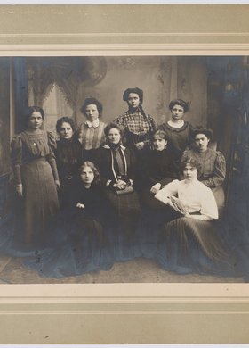 Nauczycielki i uczennice tajnej pensji Emilii Pankiewiczówny przy ulicy Złotej