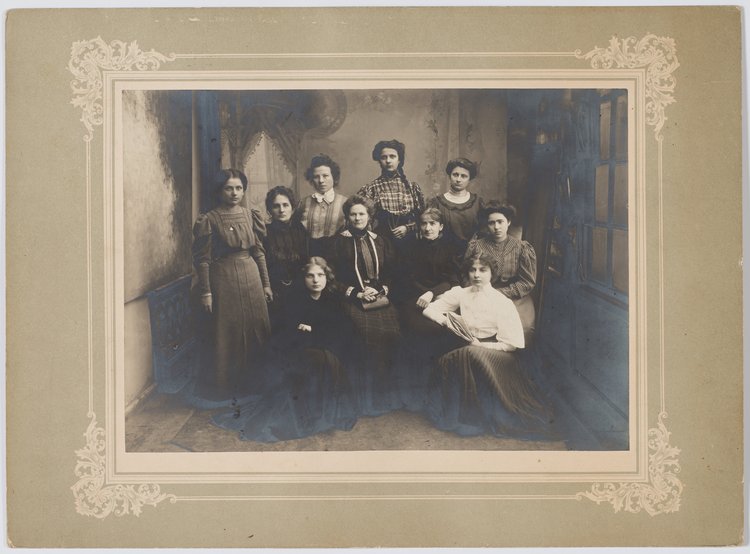 Nauczycielki i uczennice tajnej pensji Emilii Pankiewiczówny przy ulicy Złotej
