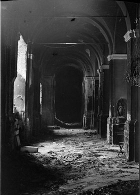 Zniszczone wnętrze kościoła św. Krzyża