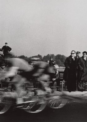 Cyclists in Wybrzeże Kościuszkowskie during the Peace Race