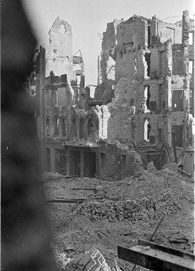 Ruiny kamienicy przy ulicy Świętokrzyskiej 27 róg Jasnej 16