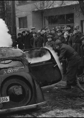Gaszenie płonącego samochodu marki Fiat 1100 w alei Jana Chrystiana Szucha