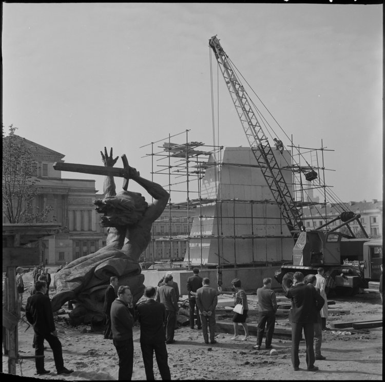 Montaż pomnika Bohaterów Warszawy 1939-1945 na placu Teatralnym