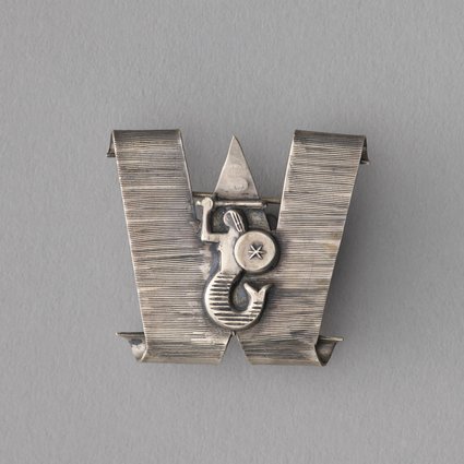 Broszka w kształcie litery W z Syreną