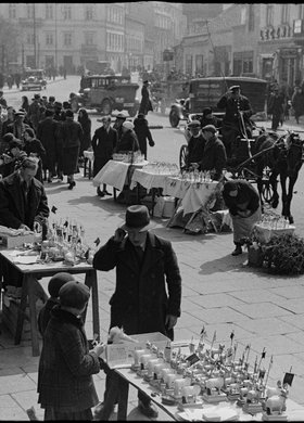 Wielki Tydzień na placu Trzech Krzyży, stragany przy kościele św. Aleksandra